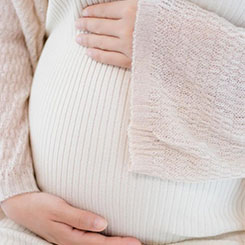 传统模式📀下，软件🧛‍♀️公司的收入与客🔲户的员🌆🎃工数量正👩‍🔬